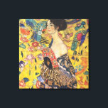 Gustav Klimt Lady mit Fan Art Nouveau Malerei Leinwanddruck<br><div class="desc">Gustav Klimt Lady mit Fan Art Nouveau Malerei Dieses Halbportrait einer schönen Frau zeigt einen gelben Hintergrund mit asiatischen Ornamenten, bunten Vögeln und Lotus Blume. Die Dame trägt ein Kleid im Stil eines Kimono, das mit Motiven eines chinesischen Drachenkleides bedruckt ist. Schöne künstlerisch romantische dekorative Kunstmalerei. Weitere Geschenke von Gustav...</div>