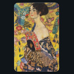 Gustav Klimt Lady mit Fan Art Nouveau Malerei Magnet<br><div class="desc">Gustav Klimt Lady mit Fan Art Nouveau Malerei Dieses Halbportrait einer schönen Frau zeigt einen gelben Hintergrund mit asiatischen Ornamenten, bunten Vögeln und Lotus Blume. Die Dame trägt ein Kleid im Stil eines Kimono, das mit Motiven eines chinesischen Drachenkleides bedruckt ist. Schöne künstlerisch romantische dekorative Kunstmalerei. Weitere Geschenke von Gustav...</div>
