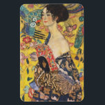 Gustav Klimt Lady mit Fan Art Nouveau Malerei Magnet<br><div class="desc">Gustav Klimt Lady mit Fan Art Nouveau Malerei Dieses Halbportrait einer schönen Frau zeigt einen gelben Hintergrund mit asiatischen Ornamenten, bunten Vögeln und Lotus Blume. Die Dame trägt ein Kleid im Stil eines Kimono, das mit Motiven eines chinesischen Drachenkleides bedruckt ist. Schöne künstlerisch romantische dekorative Kunstmalerei. Weitere Geschenke von Gustav...</div>
