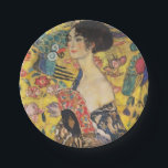 Gustav Klimt Lady mit Fan Art Nouveau Malerei Pappteller<br><div class="desc">Gustav Klimt Lady mit Fan Art Nouveau Malerei Dieses Halbportrait einer schönen Frau zeigt einen gelben Hintergrund mit asiatischen Ornamenten, bunten Vögeln und Lotus Blume. Die Dame trägt ein Kleid im Stil eines Kimono, das mit Motiven eines chinesischen Drachenkleides bedruckt ist. Schöne künstlerisch romantische dekorative Kunstmalerei. Weitere Geschenke von Gustav...</div>