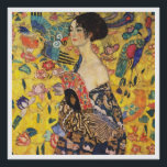 Gustav Klimt Lady mit Fan Art Nouveau Malerei Poster<br><div class="desc">Gustav Klimt Lady mit Fan Art Nouveau Malerei Dieses Halbportrait einer schönen Frau zeigt einen gelben Hintergrund mit asiatischen Ornamenten, bunten Vögeln und Lotus Blume. Die Dame trägt ein Kleid im Stil eines Kimono, das mit Motiven eines chinesischen Drachenkleides bedruckt ist. Schöne künstlerisch romantische dekorative Kunstmalerei. Weitere Geschenke von Gustav...</div>