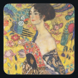 Gustav Klimt Lady mit Fan Art Nouveau Malerei Quadratischer Aufkleber<br><div class="desc">Gustav Klimt Lady mit Fan Art Nouveau Malerei Dieses Halbportrait einer schönen Frau zeigt einen gelben Hintergrund mit asiatischen Ornamenten, bunten Vögeln und Lotus Blume. Die Dame trägt ein Kleid im Stil eines Kimono, das mit Motiven eines chinesischen Drachenkleides bedruckt ist. Schöne künstlerisch romantische dekorative Kunstmalerei. Weitere Geschenke von Gustav...</div>
