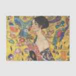 Gustav Klimt Lady mit Fan Art Nouveau Malerei Seidenpapier<br><div class="desc">Gustav Klimt Lady mit Fan Art Nouveau Malerei Dieses Halbportrait einer schönen Frau zeigt einen gelben Hintergrund mit asiatischen Ornamenten, bunten Vögeln und Lotus Blume. Die Dame trägt ein Kleid im Stil eines Kimono, das mit Motiven eines chinesischen Drachenkleides bedruckt ist. Schöne künstlerisch romantische dekorative Kunstmalerei. Weitere Geschenke von Gustav...</div>