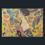 Gustav Klimt Lady mit Fan Art Nouveau Malerei Tischset<br><div class="desc">Gustav Klimt Lady mit Fan Art Nouveau Malerei Dieses Halbportrait einer schönen Frau zeigt einen gelben Hintergrund mit asiatischen Ornamenten, bunten Vögeln und Lotus Blume. Die Dame trägt ein Kleid im Stil eines Kimono, das mit Motiven eines chinesischen Drachenkleides bedruckt ist. Schöne künstlerisch romantische dekorative Kunstmalerei. Weitere Geschenke von Gustav...</div>
