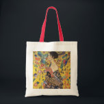 Gustav Klimt Lady mit Fan Art Nouveau Malerei Tragetasche<br><div class="desc">Gustav Klimt Lady mit Fan Art Nouveau Malerei Dieses Halbporträt einer schönen Frau zeigt einen gelben Hintergrund mit asiatischen Ornamenten, bunten Vögeln und Lotus-Blume. Die Dame trägt ein Kleid im Stil eines Kimono, das mit Motiven eines chinesischen Drachenkleides bedruckt ist. Schöne künstlerische romantische dekorative Kunstmalerei. Weitere Gustav Klimt Geschenke finden...</div>