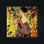 Gustav Klimt Lady mit Fan Button<br><div class="desc">Button mit Gustav Klimts Ölgemälde Lady mit Fan (1918). Eine Frau, die einen blauen Kimono trägt, hält einen roten Fan vor einem bunten, gelben Hintergrund von Blume und Pfauen. Ein großartiges Geschenk für die Fans von Japonisme und europäischer Kunst.</div>