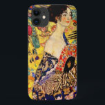 Gustav Klimt Lady mit Fan Case-Mate iPhone Hülle<br><div class="desc">iPhone Case mit Gustav Klimts Ölgemälde Lady mit Fan (1918). Eine Frau,  die einen blauen Kimono trägt,  hält einen roten Fan vor einem bunten,  gelben Hintergrund von Blume und Pfauen. Ein großartiges Geschenk für die Fans von Japonisme und europäischer Kunst.</div>
