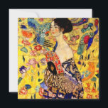 Gustav Klimt Lady mit Fan Einladung<br><div class="desc">Karte mit Gustav Klimts Ölgemälde Lady mit Fan (1918). Eine Frau,  die einen blauen Kimono trägt,  hält einen roten Fan vor einem bunten,  gelben Hintergrund von Blume und Pfauen. Ein großartiges Geschenk für die Fans von Japonisme und europäischer Kunst.</div>