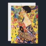 Gustav Klimt Lady mit Fan Einladung<br><div class="desc">Karte mit Gustav Klimts Ölgemälde Lady mit Fan (1918). Eine Frau,  die einen blauen Kimono trägt,  hält einen roten Fan vor einem bunten,  gelben Hintergrund von Blume und Pfauen. Ein großartiges Geschenk für die Fans von Japonisme und europäischer Kunst.</div>
