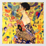 Gustav Klimt Lady mit Fan Fensteraufkleber<br><div class="desc">Fensterklammer mit Gustav Klimts Ölgemälde Lady mit Fan (1918). Eine Frau,  die einen blauen Kimono trägt,  hält einen roten Fan vor einem bunten,  gelben Hintergrund von Blume und Pfauen. Ein großartiges Geschenk für die Fans von Japonisme und europäischer Kunst.</div>