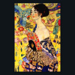 Gustav Klimt Lady mit Fan Fotodruck<br><div class="desc">Foto Print mit Gustav Klimts Ölgemälde Lady mit Fan (1918). Eine Frau,  die einen blauen Kimono trägt,  hält einen roten Fan vor einem bunten,  gelben Hintergrund von Blume und Pfauen. Ein großartiges Geschenk für die Fans von Japonisme und europäischer Kunst.</div>