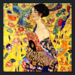 Gustav Klimt Lady mit Fan Fotodruck<br><div class="desc">Foto Print mit Gustav Klimts Ölgemälde Lady mit Fan (1918). Eine Frau,  die einen blauen Kimono trägt,  hält einen roten Fan vor einem bunten,  gelben Hintergrund von Blume und Pfauen. Ein großartiges Geschenk für die Fans von Japonisme und europäischer Kunst.</div>