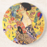 Gustav Klimt Lady mit Fan Getränkeuntersetzer<br><div class="desc">Sandstein Untersetzer mit Gustav Klimts Ölgemälde Lady mit Fan (1918). Eine Frau, die einen blauen Kimono trägt, hält einen roten Fan vor einem bunten, gelben Hintergrund von Blume und Pfauen. Ein großartiges Geschenk für die Fans von Japonisme und europäischer Kunst.</div>