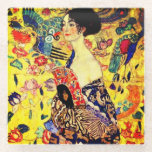 Gustav Klimt Lady mit Fan Glasuntersetzer<br><div class="desc">Untersetzer aus Glas mit Gustav Klimts Ölgemälde Lady mit Fan (1918). Eine Frau, die einen blauen Kimono trägt, hält einen roten Fan vor einem bunten, gelben Hintergrund von Blume und Pfauen. Ein großartiges Geschenk für die Fans von Japonisme und europäischer Kunst.</div>