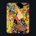 Gustav Klimt Lady mit Fan Magnet<br><div class="desc">Magnet mit Gustav Klimts Ölgemälde Lady mit Fan (1918). Eine Frau,  die einen blauen Kimono trägt,  hält einen roten Fan vor einem bunten,  gelben Hintergrund von Blume und Pfauen. Ein großartiges Geschenk für die Fans von Japonisme und europäischer Kunst.</div>