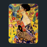 Gustav Klimt Lady mit Fan Magnet<br><div class="desc">Magnet mit Gustav Klimts Ölgemälde Lady mit Fan (1918). Eine Frau,  die einen blauen Kimono trägt,  hält einen roten Fan vor einem bunten,  gelben Hintergrund von Blume und Pfauen. Ein großartiges Geschenk für die Fans von Japonisme und europäischer Kunst.</div>