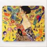 Gustav Klimt Lady mit Fan Mousepad<br><div class="desc">Mouse Pad mit Gustav Klimts Ölgemälde Lady mit Fan (1918). Eine Frau,  die einen blauen Kimono trägt,  hält einen roten Fan vor einem bunten,  gelben Hintergrund von Blume und Pfauen. Ein großartiges Geschenk für die Fans von Japonisme und europäischer Kunst.</div>