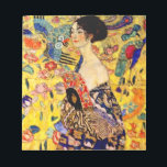 Gustav Klimt Lady mit Fan Notizblock<br><div class="desc">Notepad mit Gustav Klimts Ölgemälde Lady mit Fan (1918). Eine Frau,  die einen blauen Kimono trägt,  hält einen roten Fan vor einem bunten,  gelben Hintergrund von Blume und Pfauen. Ein großartiges Geschenk für die Fans von Japonisme und europäischer Kunst.</div>