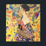 Gustav Klimt Lady mit Fan Notizblock<br><div class="desc">Notepad mit Gustav Klimts Ölgemälde Lady mit Fan (1918). Eine Frau, die einen blauen Kimono trägt, hält einen roten Fan vor einem bunten, gelben Hintergrund von Blume und Pfauen. Ein großartiges Geschenk für die Fans von Japonisme und europäischer Kunst.</div>