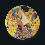 Gustav Klimt Lady mit Fan Pappteller<br><div class="desc">Teller mit Gustav Klimts Ölgemälde Lady mit Fan (1918). Eine Frau,  die einen blauen Kimono trägt,  hält einen roten Fan vor einem bunten,  gelben Hintergrund von Blume und Pfauen. Ein großartiges Geschenk für die Fans von Japonisme und europäischer Kunst.</div>