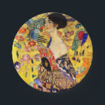 Gustav Klimt Lady mit Fan Pappteller<br><div class="desc">Teller mit Gustav Klimts Ölgemälde Lady mit Fan (1918). Eine Frau,  die einen blauen Kimono trägt,  hält einen roten Fan vor einem bunten,  gelben Hintergrund von Blume und Pfauen. Ein großartiges Geschenk für die Fans von Japonisme und europäischer Kunst.</div>