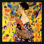 Gustav Klimt Lady mit Fan Poster<br><div class="desc">Poster mit Gustav Klimts Ölgemälde Lady mit Fan (1918). Eine Frau,  die einen blauen Kimono trägt,  hält einen roten Fan vor einem bunten,  gelben Hintergrund von Blume und Pfauen. Ein großartiges Geschenk für die Fans von Japonisme und europäischer Kunst.</div>