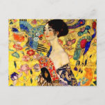 Gustav Klimt Lady mit Fan Postkarte<br><div class="desc">Postkarte mit Gustav Klimts Ölgemälde Lady mit Fan (1918). Eine Frau,  die einen blauen Kimono trägt,  hält einen roten Fan vor einem bunten,  gelben Hintergrund von Blume und Pfauen. Ein großartiges Geschenk für die Fans von Japonisme und europäischer Kunst.</div>