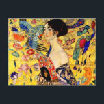 Gustav Klimt Lady mit Fan Postkarte<br><div class="desc">Postkarte mit Gustav Klimts Ölgemälde Lady mit Fan (1918). Eine Frau,  die einen blauen Kimono trägt,  hält einen roten Fan vor einem bunten,  gelben Hintergrund von Blume und Pfauen. Ein großartiges Geschenk für die Fans von Japonisme und europäischer Kunst.</div>