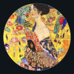 Gustav Klimt Lady mit Fan Runder Aufkleber<br><div class="desc">Stickers mit Gustav Klimts Ölgemälde Lady mit Fan (1918). Eine Frau,  die einen blauen Kimono trägt,  hält einen roten Fan vor einem bunten,  gelben Hintergrund von Blume und Pfauen. Ein großartiges Geschenk für die Fans von Japonisme und europäischer Kunst.</div>