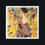 Gustav Klimt Lady mit Fan Serviette<br><div class="desc">Napkins mit Gustav Klimts Ölgemälde Lady mit Fan (1918). Eine Frau,  die einen blauen Kimono trägt,  hält einen roten Fan vor einem bunten,  gelben Hintergrund von Blume und Pfauen. Ein großartiges Geschenk für die Fans von Japonisme und europäischer Kunst.</div>