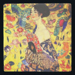 Gustav Klimt Lady mit Fan Steinuntersetzer<br><div class="desc">Stone Untersetzer mit Gustav Klimts Ölgemälde Lady mit Fan (1918). Eine Frau, die einen blauen Kimono trägt, hält einen roten Fan vor einem bunten, gelben Hintergrund von Blume und Pfauen. Ein großartiges Geschenk für die Fans von Japonisme und europäischer Kunst.</div>