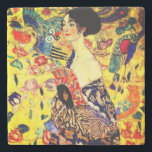 Gustav Klimt Lady mit Fan Steinuntersetzer<br><div class="desc">Stone Untersetzer mit Gustav Klimts Ölgemälde Lady mit Fan (1918). Eine Frau, die einen blauen Kimono trägt, hält einen roten Fan vor einem bunten, gelben Hintergrund von Blume und Pfauen. Ein großartiges Geschenk für die Fans von Japonisme und europäischer Kunst.</div>