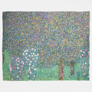 Gustav Klimt - Rosensträucher unter den Bäumen Fleecedecke