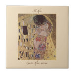 Gustav Klimt The Kiss Keramik Tile Fliese<br><div class="desc">Der Kuss (Original Der Kuss) wurde von Gustav Klimt während seiner "goldenen Periode" gemalt und ist wahrscheinlich sein berühmtestes Werk. Es zeigt ein Paar in verschiedenen Goldtönen und Symbolen, das einen Kuss mit einem Hintergrund aus Bronze teilt. Die gemeinsame Goldverkleidung und der unbestimmte Hintergrund ruft die Zeitlosigkeit und Gewerkschaft des...</div>