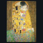 Gustav Klimt The Kiss Klemmbrett<br><div class="desc">Gustav Klimt Die Vintage Jugendstil-Malerei Der Kuss wurde zwischen 1907 und 1908, dem Höhepunkt seiner Goldenen Periode, vom österreichischen Symbolik-Maler Gustav Klimt gemalt, als er eine Reihe von Werken in einem ähnlich vergoldeten Stil malte. Das Gemälde gilt weithin als Meisterwerk der frühen Moderne. Es ist ein Symbol des Wiener Jugendstils...</div>