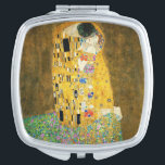 Gustav Klimt The Kiss Taschenspiegel<br><div class="desc">Gustav Klimt Die Vintage Jugendstil-Malerei Der Kuss wurde zwischen 1907 und 1908, dem Höhepunkt seiner Goldenen Periode, vom österreichischen Symbolik-Maler Gustav Klimt gemalt, als er eine Reihe von Werken in einem ähnlich vergoldeten Stil malte. Das Gemälde gilt weithin als Meisterwerk der frühen Moderne. Es ist ein Symbol des Wiener Jugendstils...</div>