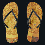 Gustav Klimt Tree of Life: Jugendstil-Symbolist Flip Flops<br><div class="desc">Mit diesem Meisterwerk, dem "Baum des Lebens" von Gustav Klimt (aus der Stilfrize), können Sie Ihren Platz stärken. Dieses gefeierte Jugendstil-Kunstwerk besticht durch seine schwindelerregenden, goldenen Äste, komplizierten Muster und symbolischen Motive, die die Reise, Verbindung und Wachstum des Lebens darstellen. Klimts prächtige, goldene, mosaikähnliche Details und abstrakte Formen schaffen ein...</div>