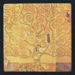 Gustav Klimt Tree of Life: Jugendstil-Symbolist Steinuntersetzer<br><div class="desc">Mit diesem Meisterwerk, dem "Baum des Lebens" von Gustav Klimt (aus der Stilfrize), können Sie Ihren Platz stärken. Dieses gefeierte Jugendstil-Kunstwerk besticht durch seine schwindelerregenden, goldenen Äste, komplizierten Muster und symbolischen Motive, die die Reise, Verbindung und Wachstum des Lebens darstellen. Klimts prächtige, goldene, mosaikähnliche Details und abstrakte Formen schaffen ein...</div>