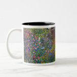 Gustav Klimt Zweifarbige Tasse<br><div class="desc">Der italienische Garten wurde 1913 von Gustav Klimt gemalt.</div>