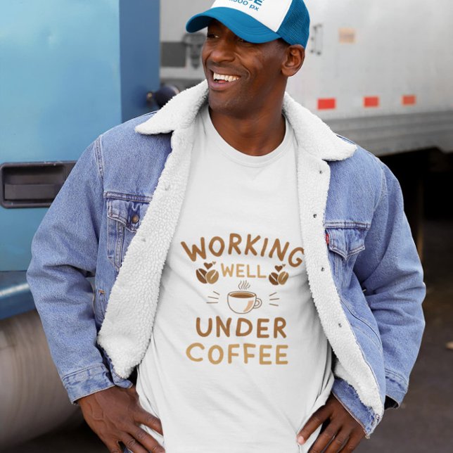 Gut arbeiten unter Kaffee - Funny work giftvoll T-Shirt (Von Creator hochgeladen)