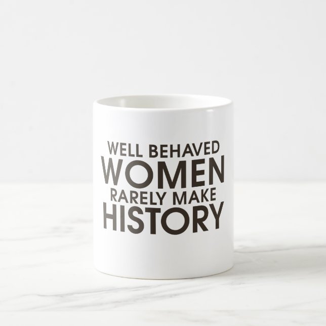 Gut benommen Frauen machen selten Geschichte Kaffeetasse (Mittel)