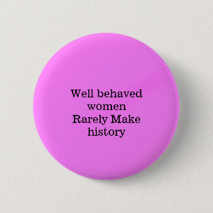 Gut benommen Frauen machen selten Geschichte rosa Button