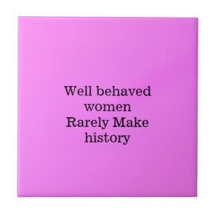 Gut benommen Frauen machen selten Geschichte rosa  Fliese