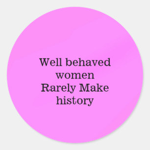 Gut benommen Frauen machen selten Geschichte rosa  Runder Aufkleber