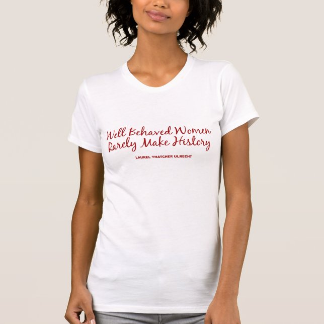 Gut benommene Frauen (rotes Skript) T-Shirt (Vorderseite)