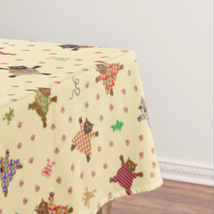 Gut gekleidete Katzen mit Funky Plushies Tischdecke