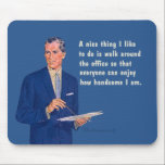 Gut im Büro. Mousepad<br><div class="desc">Eine nette Sache, die ich gerne mache, ist, durch das Büro zu gehen, damit jeder genießen kann, wie schön ich bin.</div>