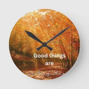 Gute Dinge – Waldtextdesign Sonnenaufgang Runde Wanduhr