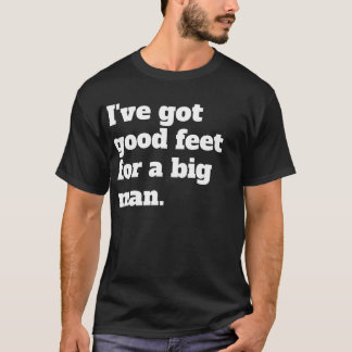 Gute Füße für einen großen Mann. T-Shirt