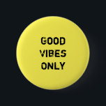 "Gute Schwingungen nur" Inpirational Zitat-Entwurf Button<br><div class="desc">Einzigartig und modisch. Geben Sie eine Erklärung ab: Fangen Sie an zu träumen,  wird inspiriert,  bleibe motiviert. Mehr Entwürfe und zusammenpassende Einzelteile sind an meinem Speicher verfügbar.  http://www.zazzle.com/thinkpositively*</div>